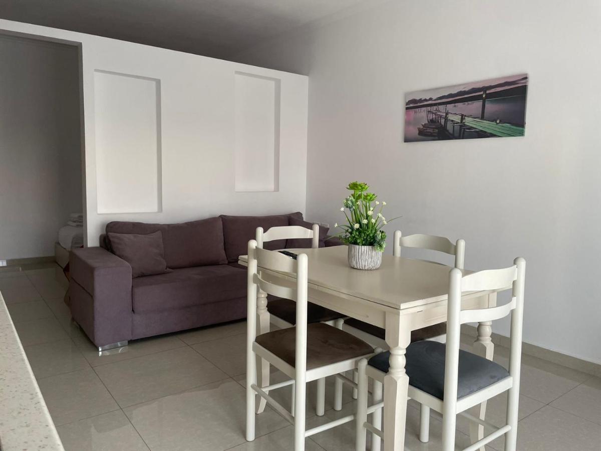 Kraal Apartments Vlorë Esterno foto