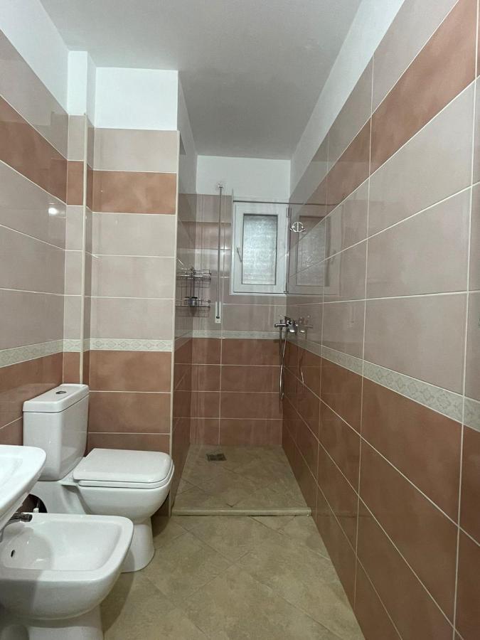Kraal Apartments Vlorë Esterno foto