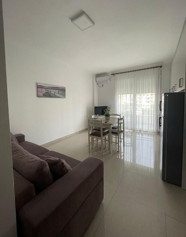 Kraal Apartments Vlorë Esterno foto