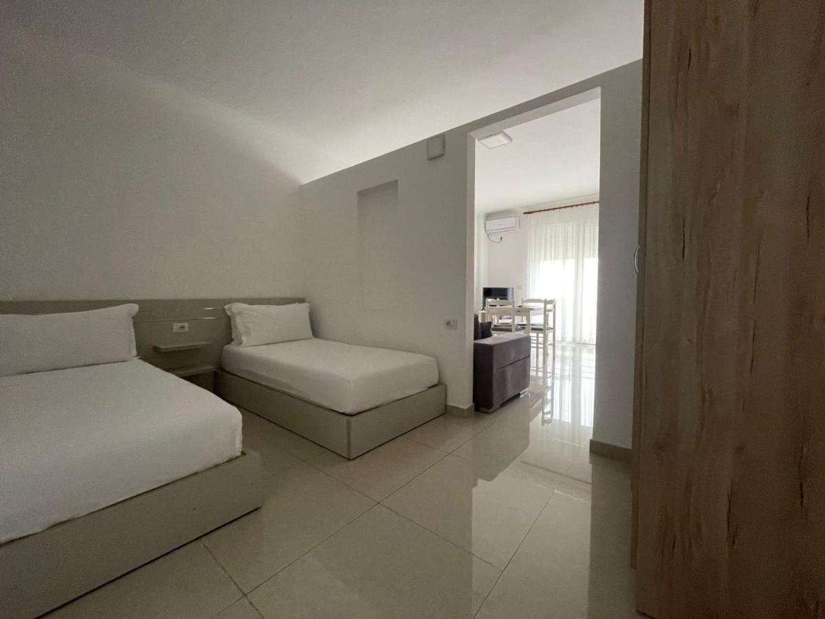 Kraal Apartments Vlorë Esterno foto