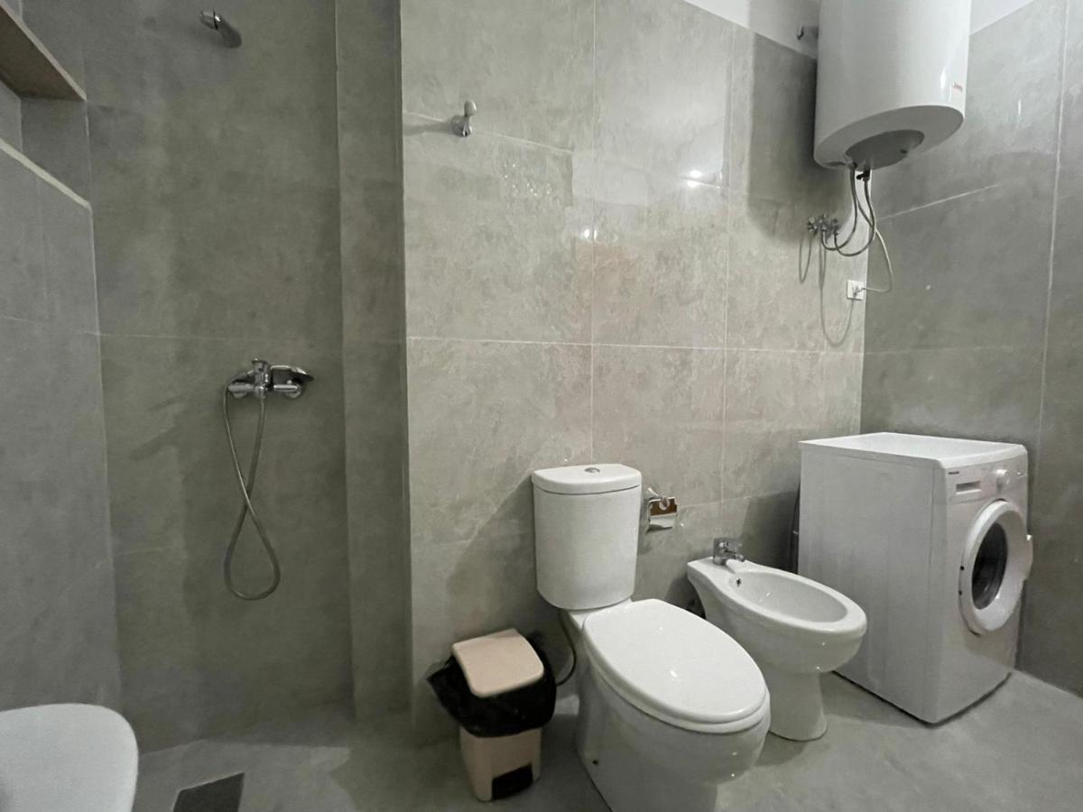 Kraal Apartments Vlorë Esterno foto