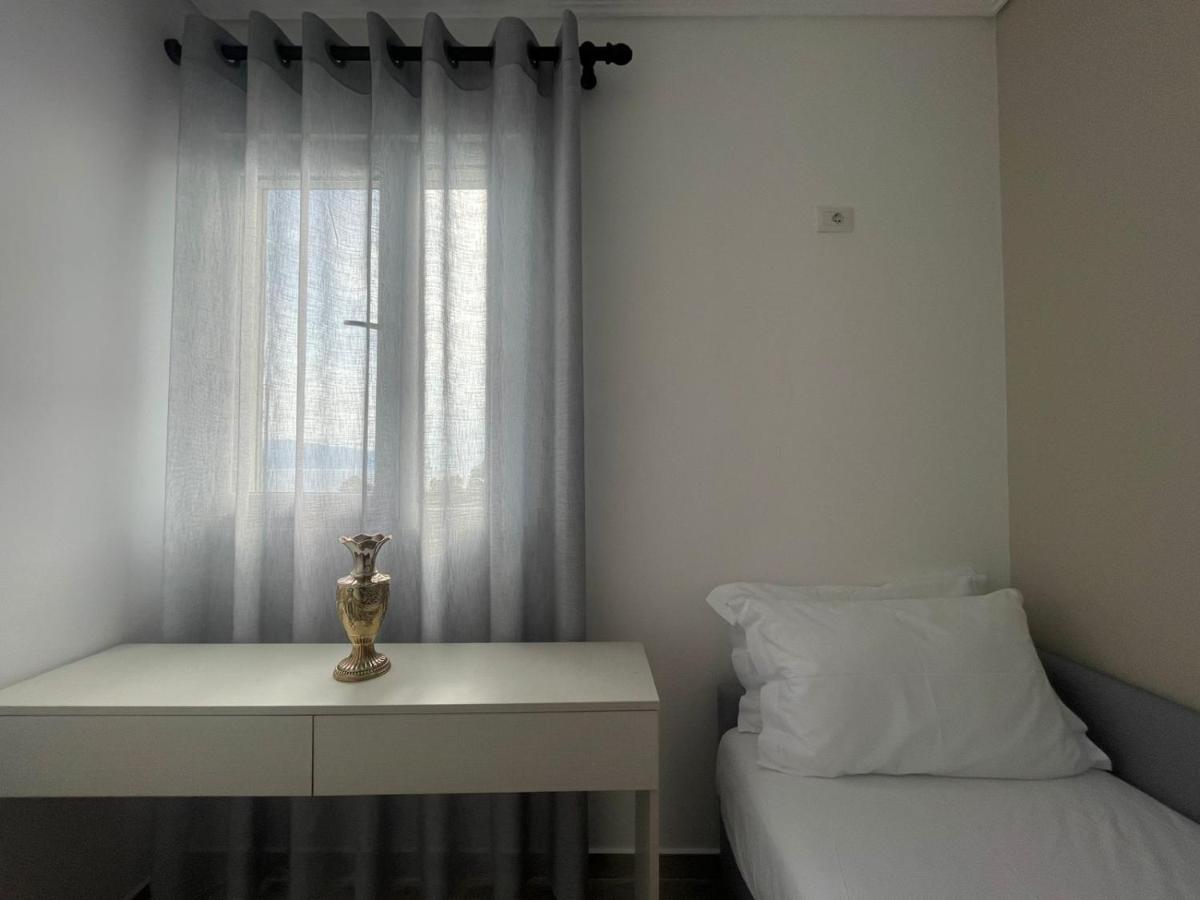 Kraal Apartments Vlorë Esterno foto