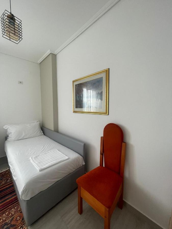 Kraal Apartments Vlorë Esterno foto