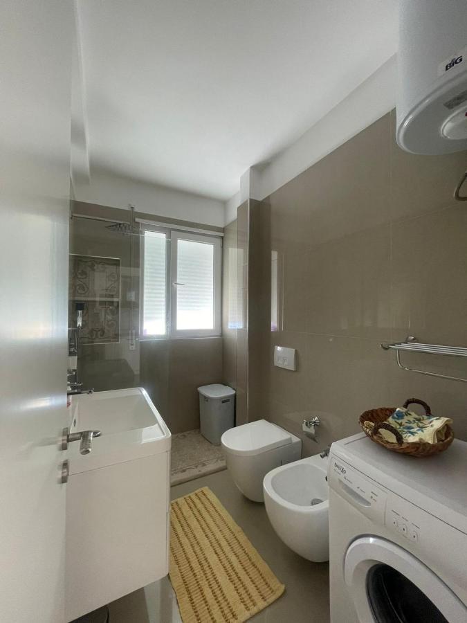 Kraal Apartments Vlorë Esterno foto