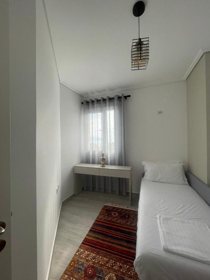 Kraal Apartments Vlorë Esterno foto