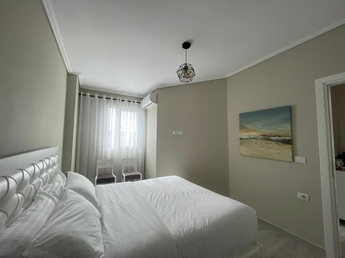 Kraal Apartments Vlorë Esterno foto